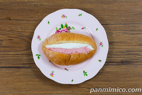 生フランスパン（いちごミルク＆ホイップ）【ファミリーマート】上から撮った写真