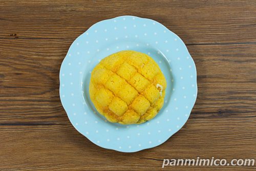 瀬戸内レモンホイップメロンパン【ファミリーマート】上から撮った写真