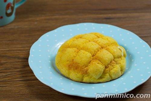 瀬戸内レモンホイップメロンパン【ファミリーマート】斜めから撮った写真