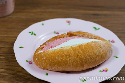生フランスパン（いちごミルク＆ホイップ）【ファミリーマート】斜めから撮った写真