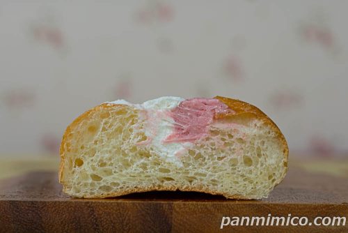 生フランスパン（いちごミルク＆ホイップ）【ファミリーマート】断面の写真