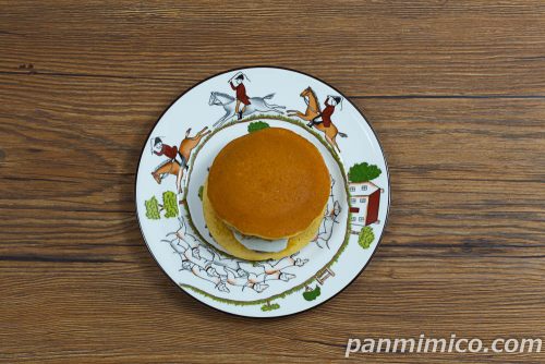 羽二重餅どら　加賀棒ほうじ茶ムース黒糖ゼリー【セブンイレブン】上から撮った写真