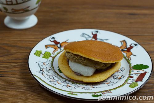 羽二重餅どら　加賀棒ほうじ茶ムース黒糖ゼリー【セブンイレブン】斜めから撮った写真