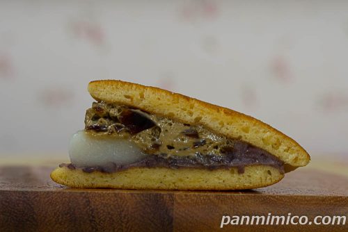 羽二重餅どら　加賀棒ほうじ茶ムース黒糖ゼリー【セブンイレブン】断面の写真
