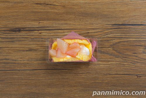 ごろごろとした桃のオムレット【ローソン】上から撮った写真
