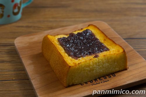 あんバターフレンチトースト（赤穂の天塩入り粒あん）【ローソン】斜めから撮った写真