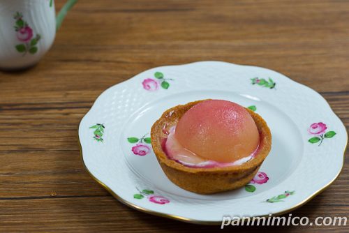 ごろっとした1/2個分桃のタルト【ローソン】斜めから撮った写真