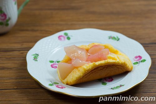ごろごろとした桃のオムレット【ローソン】斜めから撮った写真