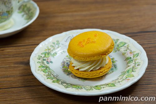 マカロンサンド　レモン【ファミリーマート】斜めから撮った写真