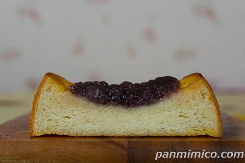 あんバターフレンチトースト（赤穂の天塩入り粒あん）【ローソン】断面の写真