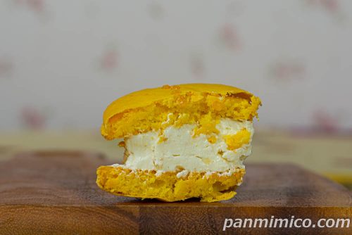 マカロンサンド　レモン【ファミリーマート】断面の写真