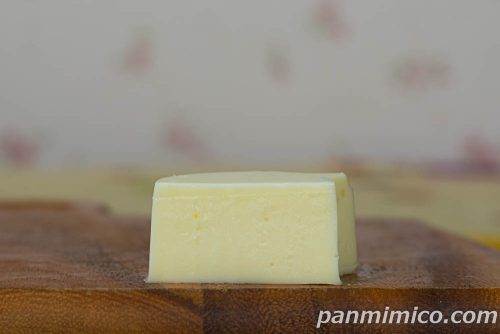 にゃんともおいしいサマークリームチーズケーキ【ファミリーマート】断面の写真