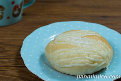 ゴロっとりんごのフロマージュパン【ヤマザキ】斜めから撮った写真