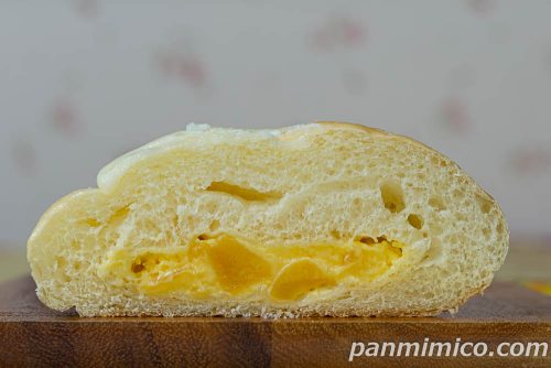 ゴロっとりんごのフロマージュパン【ヤマザキ】断面の写真