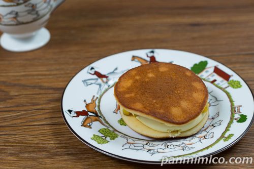 クリームたっぷり生どら焼（スイートポテト）【ヤマザキ】斜めから撮った写真
