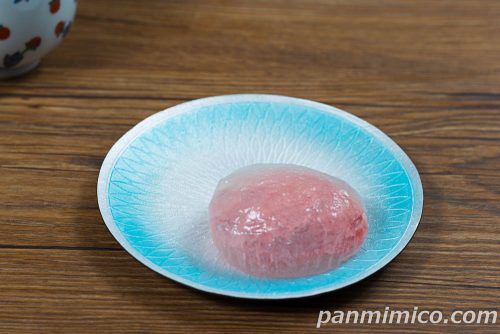 いちごのクリーム水まんじゅう【セブンイレブン】斜めから撮った写真