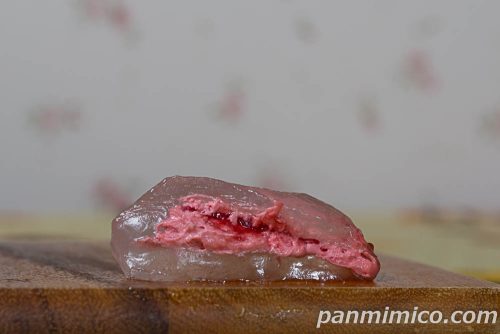 いちごのクリーム水まんじゅう【セブンイレブン】断面の写真