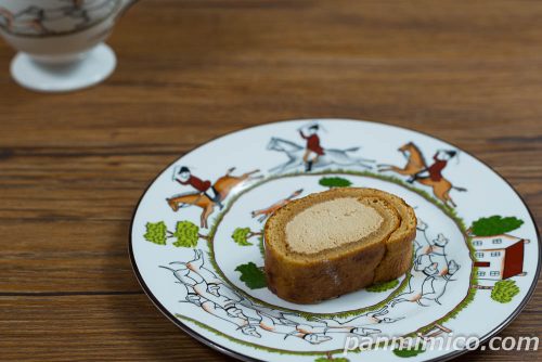 ふんわりとした卵のコーヒーシフォンロール（北海道産牛乳使用）4枚入【ヤマザキ】斜めから撮った写真