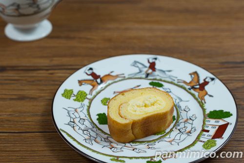ふんわりとした卵のシフォンロール（北海道産牛乳使用）4枚入【ヤマザキ】斜めから撮った写真