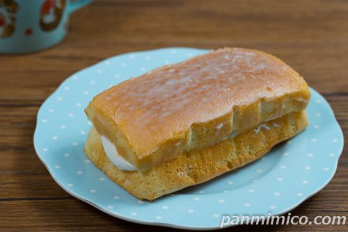 爽やかなレモンカスタードケーキ【ヤマザキ】斜めから撮った写真
