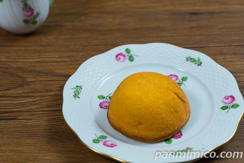 ペコちゃんのパフケーキ ペコパフ（ネクターピーチクリーム）【不二家】斜めから撮った写真