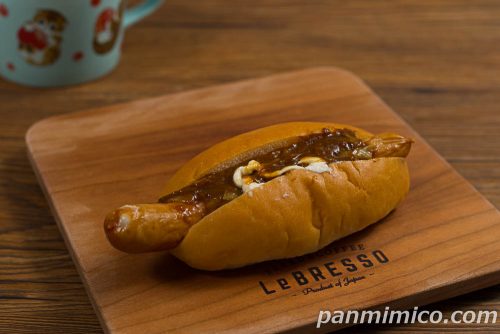 100時間カレー監修　欧風カレードッグ【ローソン】斜めから撮った写真