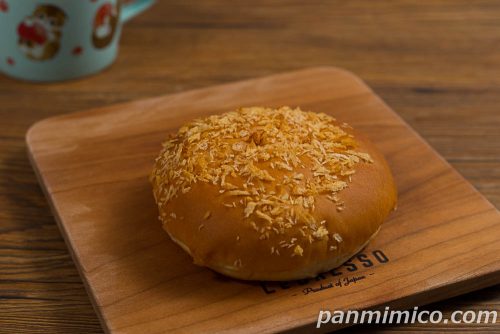 伽哩本舗監修 半熟卵入り焼きカレーパン【ローソン】斜めから撮った写真