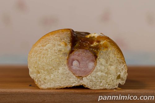 100時間カレー監修　欧風カレードッグ【ローソン】断面の写真