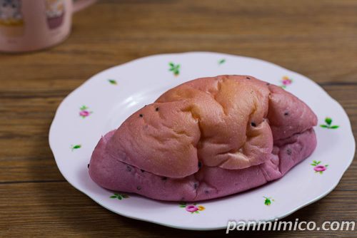 焼き芋あん＆マーガリンパン【ヤマザキ】斜めから撮った写真