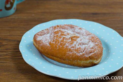 マロンあん＆マロンホイップドーナツ【ヤマザキ】斜めから撮った写真