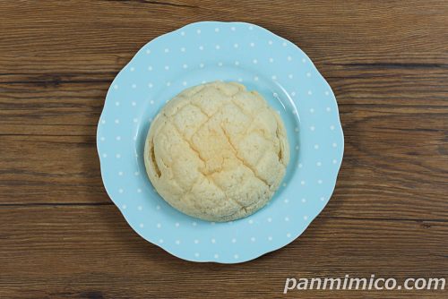 生メロンパン(バニラホイップ)【ファミリーマート】上から撮った写真
