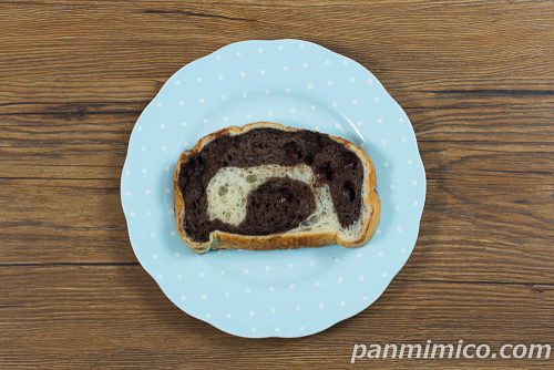 もっちりとしたチョコフランス2枚入【ファミリーマート】上から撮った写真