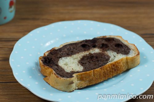 もっちりとしたチョコフランス2枚入【ファミリーマート】斜めから撮った写真