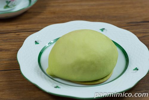 シャインマスカットのホイップパン【ローソン】斜めから撮った写真