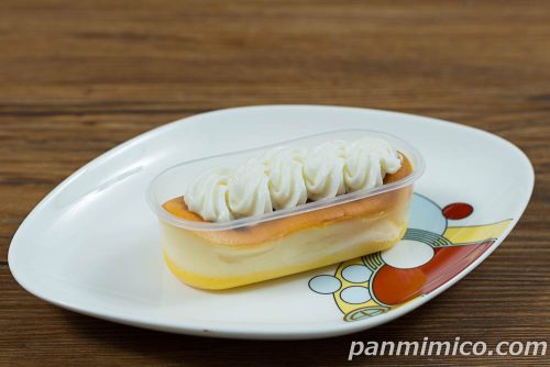 トリプルチーズケーキ【ファミリーマート】斜めから撮った写真