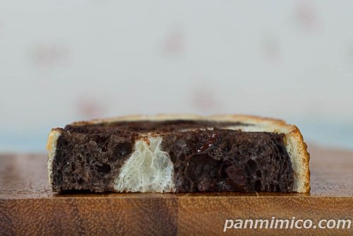もっちりとしたチョコフランス2枚入【ファミリーマート】断面の写真