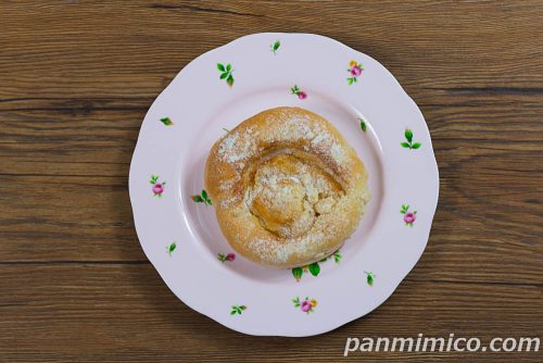 焼りんごのカスタードクリームパン【ローソン】上から撮った写真