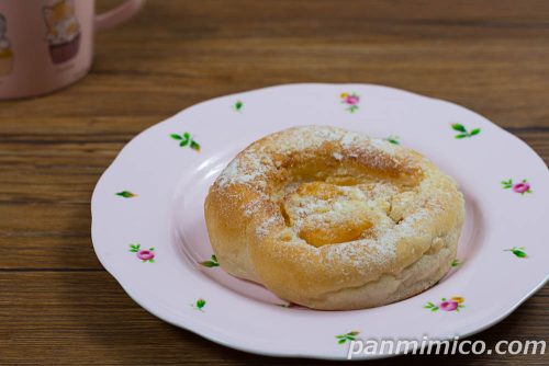 焼りんごのカスタードクリームパン【ローソン】斜めから撮った写真