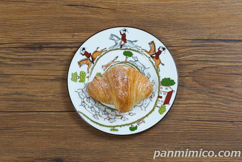 ７Ｐ　ホイップクリームが入ったクロワッサン【セブンイレブン】上から撮った写真