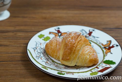 ７Ｐ　ホイップクリームが入ったクロワッサン【セブンイレブン】斜めから撮った写真
