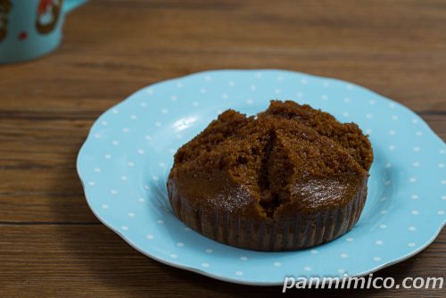 珈琲蒸しぱん(焚黒糖)【ヤマザキ】斜めから撮った写真