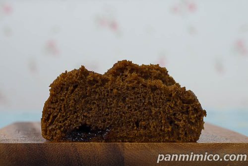 珈琲蒸しぱん(焚黒糖)【ヤマザキ】断面の写真