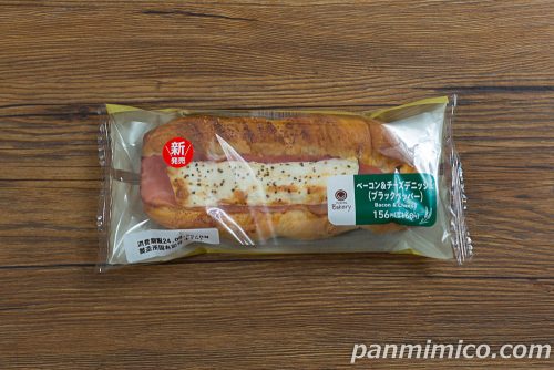 ベーコン＆チーズデニッシュ（ブラックペッパー）【ファミリーマート】パッケージの写真