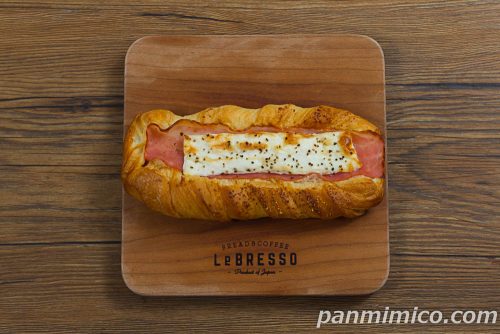 ベーコン＆チーズデニッシュ（ブラックペッパー）【ファミリーマート】上から撮った写真