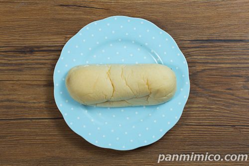 白生コッペパン(ミルクコーヒー&ホイップ)【ファミリーマート】上から撮った写真