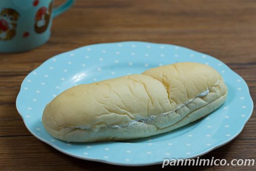 白生コッペパン(ミルクコーヒー&ホイップ)【ファミリーマート】斜めから撮った写真