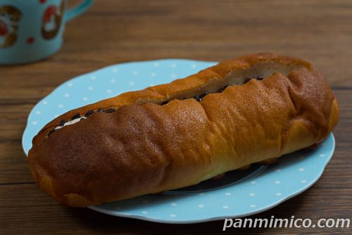 チョコチップホイップロール【ローソン】斜めから撮った写真