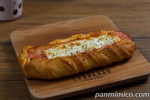 ベーコン＆チーズデニッシュ（ブラックペッパー）【ファミリーマート】斜めから撮った写真