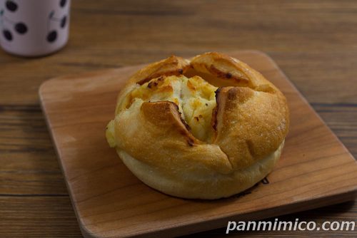 じゃがいもマヨパン【ローソン】斜めから撮った写真