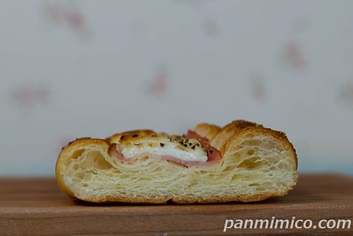 ベーコン＆チーズデニッシュ（ブラックペッパー）【ファミリーマート】断面の写真